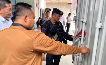 Foto Bawaslu Pringsewu melakukan pengawasan dan pengawalan terhadap logistik surat suara untuk Pemilihan Gubernur dan Wakil Gubernur Provinsi Lampung, serta Bupati dan Wakil Bupati Kabupaten Pringsewu