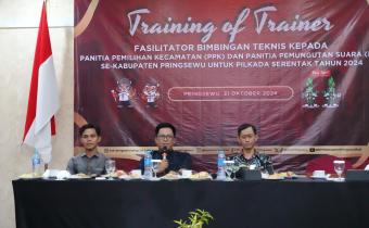 Foto Adam Malik saat menjadi narasumber pada acara Training Of Trainer (TOT) Fasilitator Bimbingan Teknis Kepada Panitia Pemilihan KecamatanPanitia Pemilihan Kecamatan (PPK) dan Panitia Pemungutan Suara (PPS) Se-Kabupaten Pringsewu 