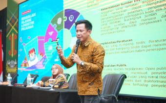 Foto Anggota Bawaslu Pringsewu Adam Malik saat menjadi narasumber Bimbingan Teknis Pedoman Kode Perilaku, Kode Etik, Sumpah Janji, dan Pakta Integritas bagi Badan Adhoc Se-Kabupaten Pringsewu