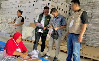 foto pengawasan langsung terhadap proses sortir dan pelipatan surat suara