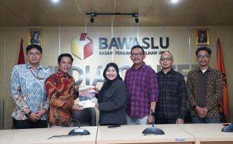Foto Bawaslu Pringsewu menyerahkan laporan kinerja kehumasan tahun 2024 ke Bawaslu RI