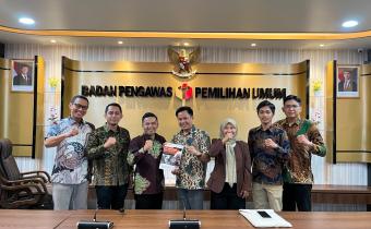 Penyerahan laporan ini berlangsung di Kantor Bawaslu RI pada Selasa, 14 Januari 2025, dan diserahkan langsung oleh Anggota Bawaslu Kabupaten Pringsewu, Adam Malik.