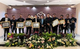 Foto Saat Bawaslu Pringsewu meraih 5 Penghargaan yang diberikan Bawaslu Provinsi Lampung pada kegiatan Rapat Evaluasi Pencegahan dan Pengawasan Tahapan pada Pemilihan Serentak Tahun 2024 di Provinsi Lampung dan Pencegahan Awards