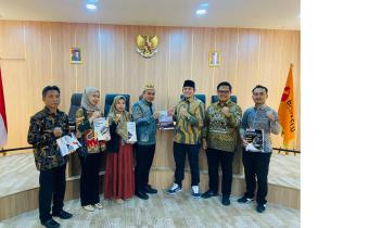 Foto Badan Pengawas Pemilihan Umum (Bawaslu) Kabupaten Pringsewu secara resmi menyerahkan Laporan Akhir terkait Sumber Daya Manusia (SDM) dan Organisasi kepada Bawaslu Republik Indonesia