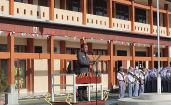 Ketua Bawaslu Pringsewu, Suprondi menjadi Pembina Upacara “Bawaslu Goes To School: Sosialisasi Pengawasan Partisipatif Bagi Pemilih Pemula” di SMK Negeri 1 Gadingrejo