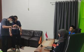 Foto podcast edukatif "Ngobrol Demokrasi" (NgoDe), yang kini memasuki episode kedua. Dalam edisi kali ini, Bawaslu Pringsewu menggandeng organisasi mahasiswa Islam, menghadirkan M. Faisal Saputra Abung, Ketua Pengurus Cabang Pergerakan Mahasiswa Islam Indonesia (PC PMII) Pringsewu.