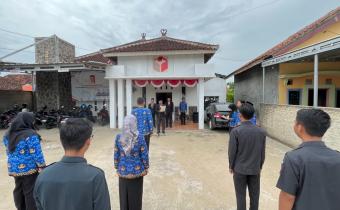 Badan Pengawas Pemilihan Umum (Bawaslu) Kabupaten Pringsewu melaksanakan upacara peringatan Hari Pahlawan yang berlangsung khidmat di halaman Kantor Bawaslu Kabupaten Pringsewu, Senin (10/11).