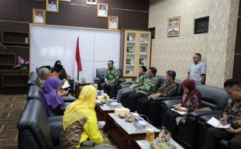 Bawaslu Kabupaten Pringsewu melaksanakan audiensi bersama Kwartir Cabang (Kwarcab) Gerakan Pramuka Pringsewu di ruang kerja Wakil Bupati Pringsewu pada Jumat (21/11)