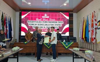 Foto Badan Pengawas Pemilihan Umum (Bawaslu) Kabupaten Pringsewu melakukan pengawasan langsung pada Rapat Pleno Terbuka Rekapitulasi Pemutakhiran Data Pemilih Berkelanjutan (PDPB) Triwulan IV Tahun 2025